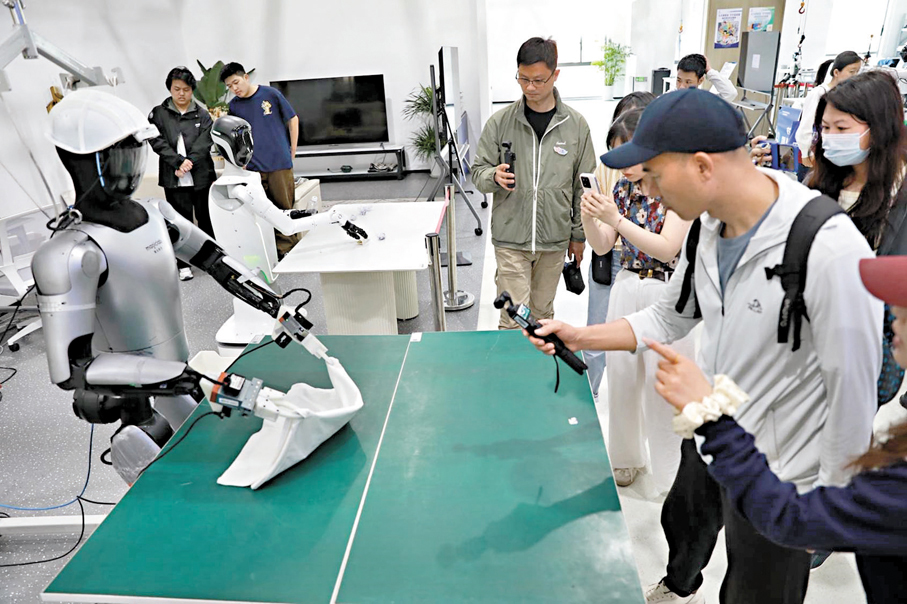 ●早前，天翼隊自主人形機器人天工Ultra-2025參加半馬比賽。 資料圖片