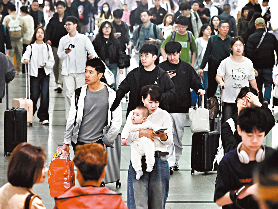 ●國家統計局22日發布2025年全國1%人口抽樣調查主要數據公報，男性人口為71,722萬人，佔51.03%；女性人口為68,823萬人，佔48.97%。圖為5月1日，前往福州火車站候車廳候車的民眾。  中新社
