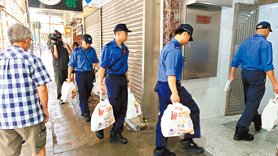 ●消防員上樓向住戶派發「防災應急包」。香港文匯報記者林兆崙  攝