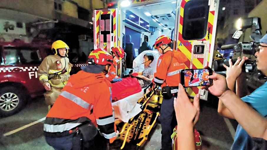 ●有住客吸入濃煙不適送院。香港文匯報記者林兆崙  攝