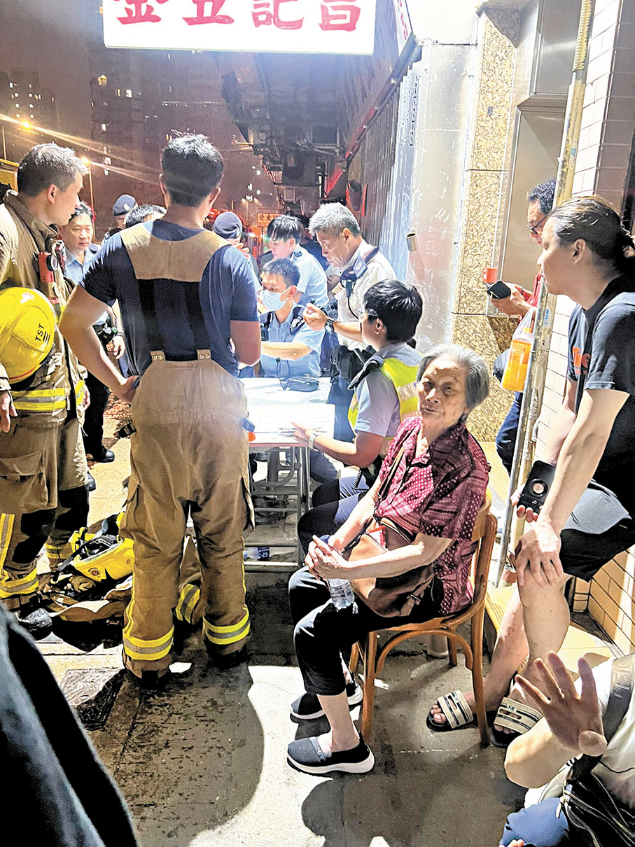 ●發生火警後，有區議員及關愛隊等迅速到場支援。 楊子熙供圖