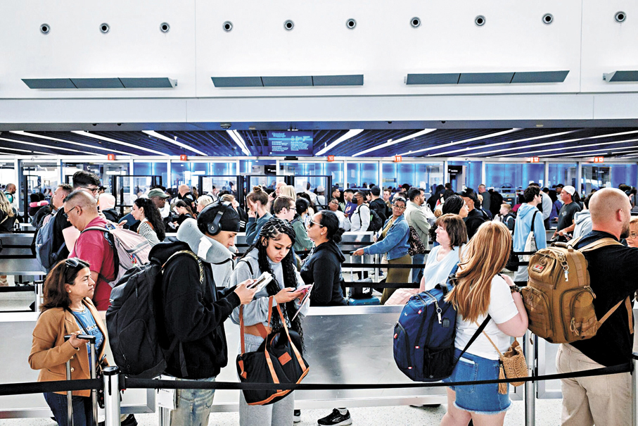 ●國際能源署指出，暑假是出行旺季，在沒有新的石油從中東地區運出的情況下，全球石油市場會進入紅色區域。 彭博社