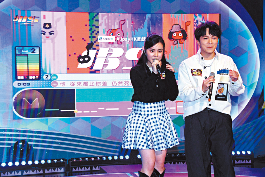 ● 姚焯菲（左）與何晉樂挑戰合唱歌曲。 香港文匯報記者達里  攝