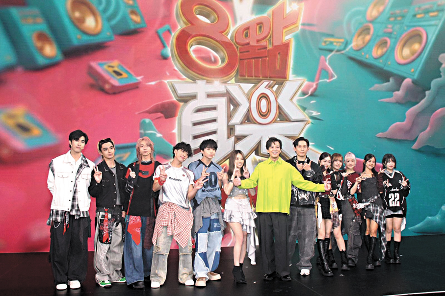 ●陳曉東（中）前晚參與ViuTV直播節目演出。  香港文匯報記者達里  攝