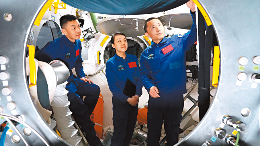 ●圖為4月，朱楊柱（右）、張志遠（左）和黎家盈（中）在組合體模擬器進行操作訓練。 中通社