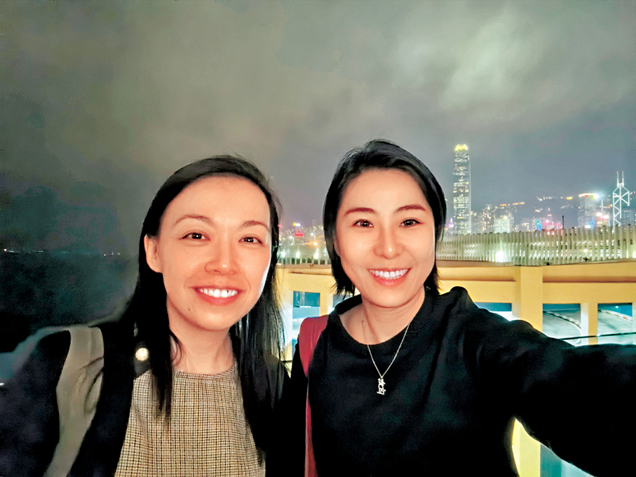 ●李佳（右）與黎家盈。李佳表示：「這張照片是某天與家盈在海港城吃飯後，隨手拍的合照，隨手自拍是我們這代人打卡的共性。家盈也一樣，女孩子都想留住最美的一刻。」 嶺大圖片