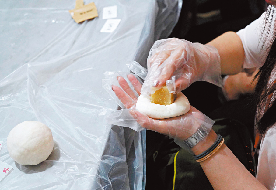 ●參加者親手體驗搓揉麵皮、包餡捏形、靜置發酵、蒸煮出爐、蓋上平安印等步驟。