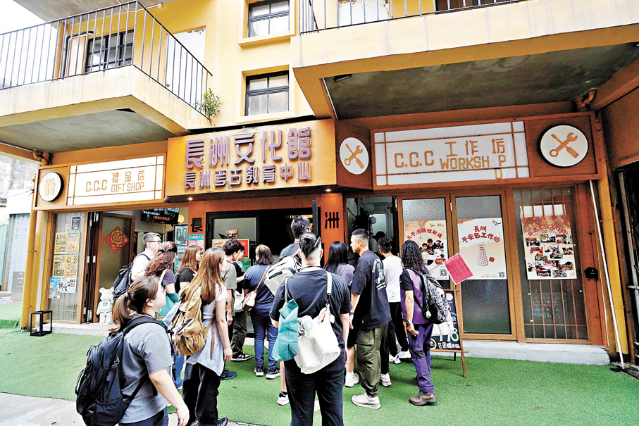 ●不少人排隊等候參加平安包工作坊。