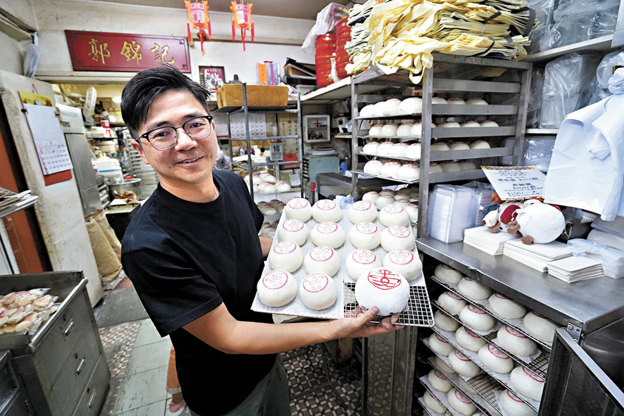 ●長洲老字號餅店郭錦記第二代傳人郭宇鈿在父親即將退休之際，毅然放棄高薪工作接手家業，守護這項香港非物質文化遺產。