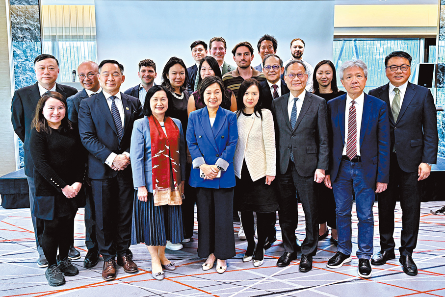 ●蔡若蓮（前排左四）及代表團與瑞士不同機構的代表合照。