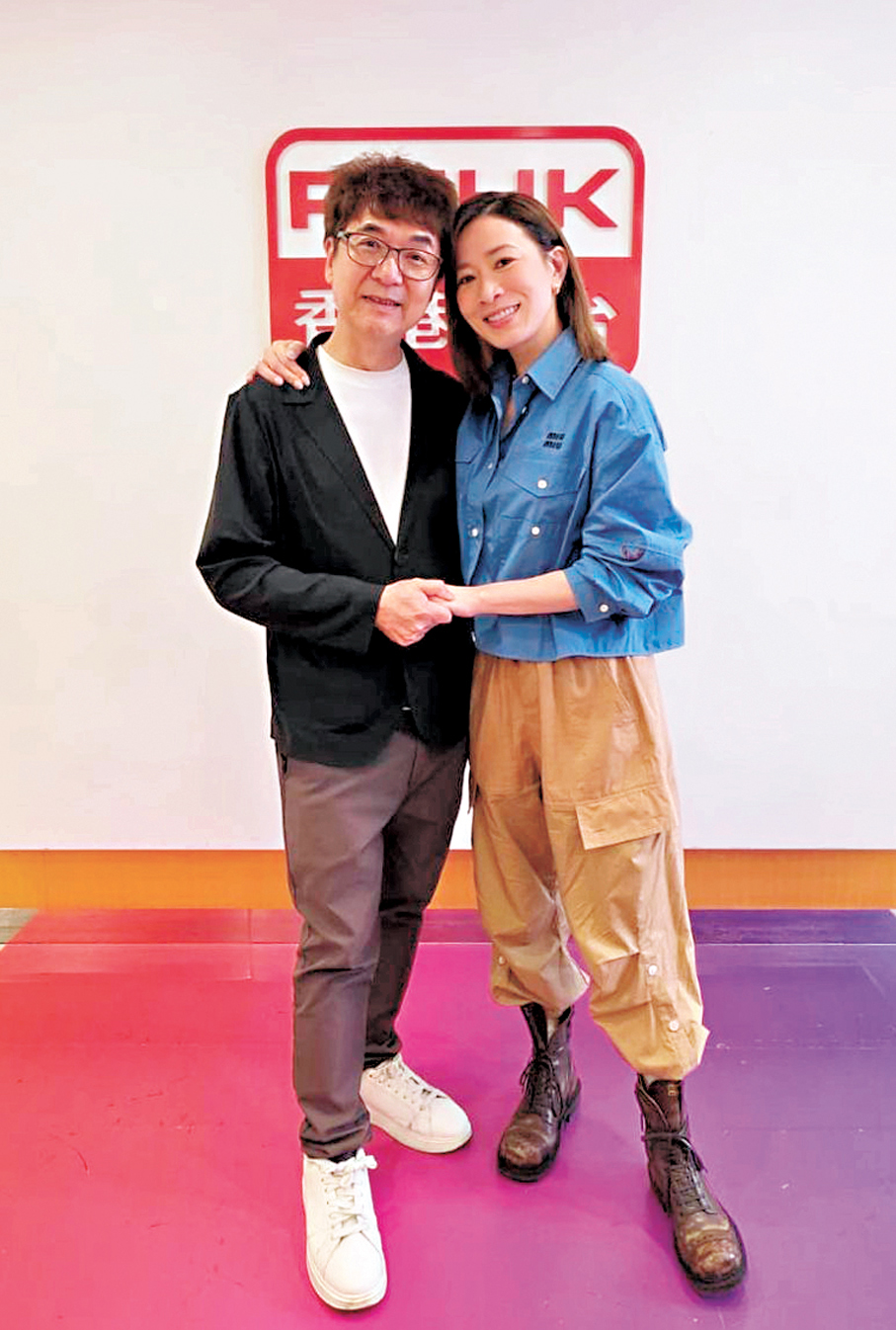 ●佘詩曼接受陳圖安訪問。
