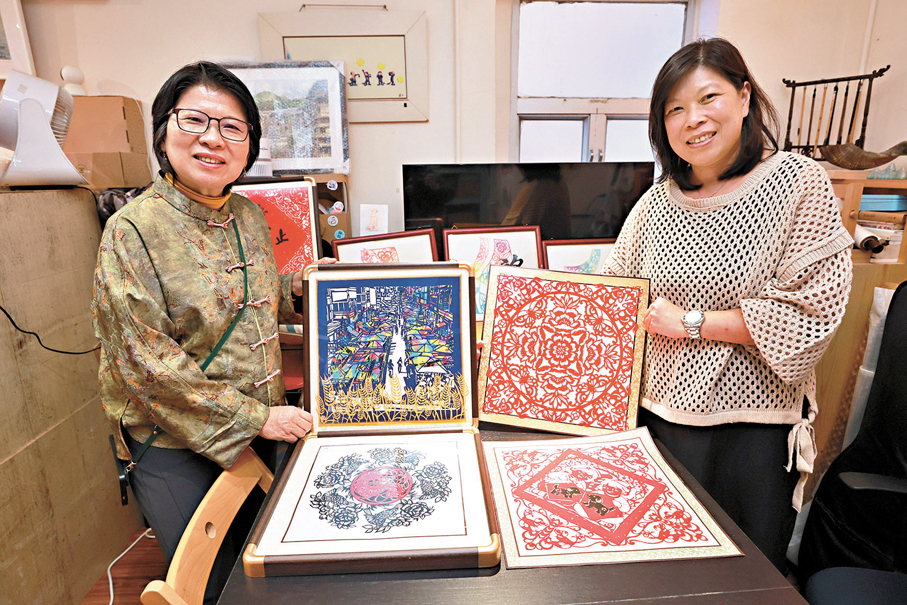 香港中國剪紙文化藝術學會會長孫虹（左）、曾任學校管理層的霍北平（右）。