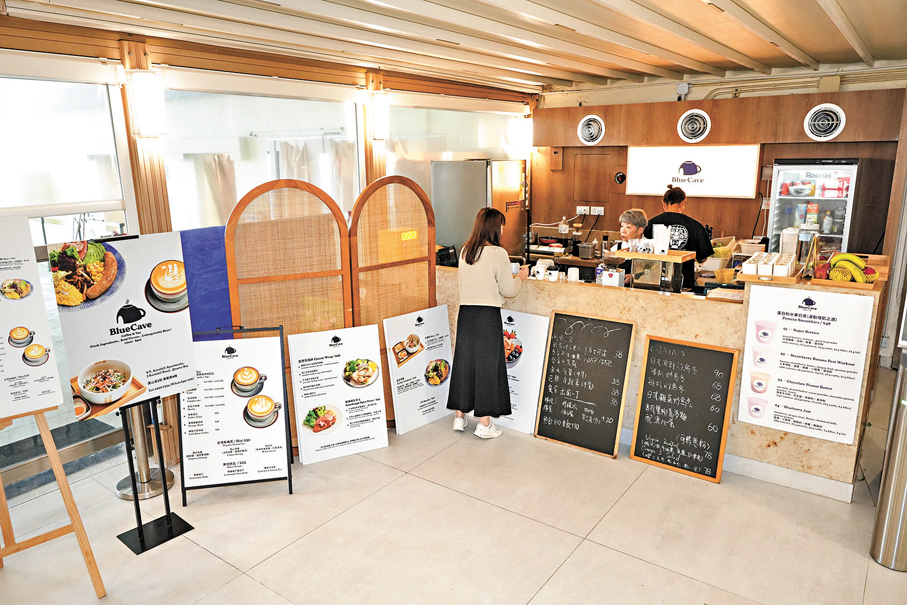 會所設有純素餐廳和池畔咖啡室，提供健康餐單和飲品。