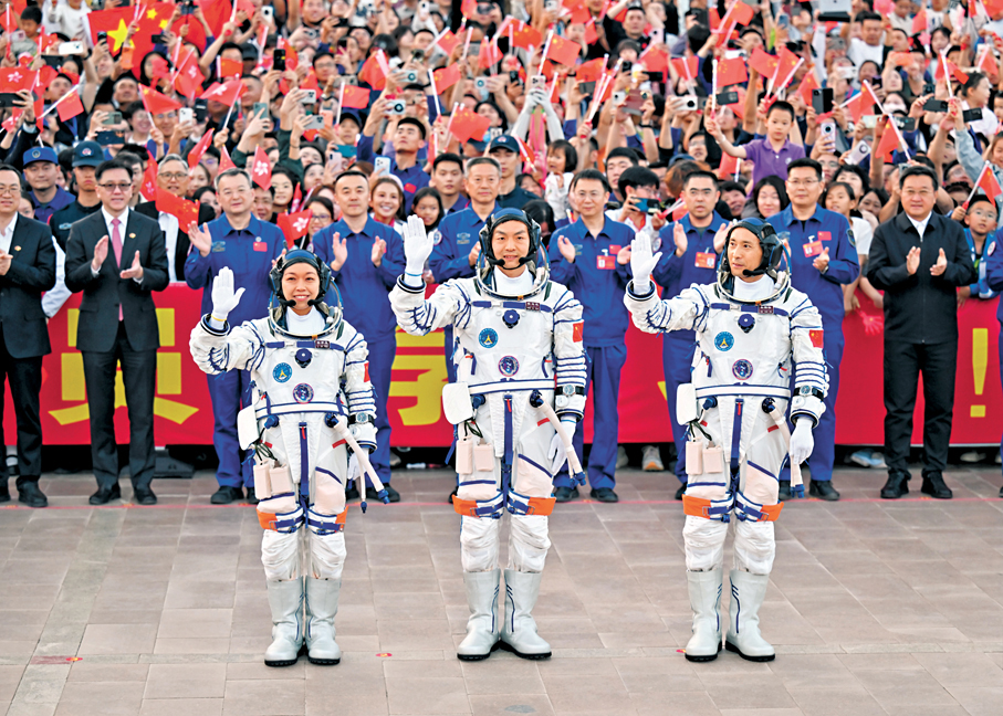 ●神舟二十三號航天員乘組出征儀式在酒泉衛星發射中心問天閣圓夢園廣場舉行。右起：朱楊柱、張志遠、黎家盈。    新華社