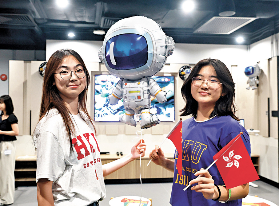 ●港大直播升空，現場氣氛十分熱烈，學生手持國旗區旗為航天員打氣。香港文匯報記者郭木又 攝
