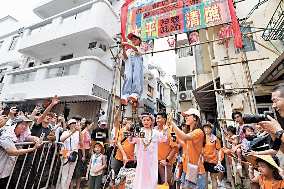 ●有手持「油槍」的小小「入油員」，跟迷你「中東油王」一同關注國際油價高企。 香港文匯報記者黃艾力  攝