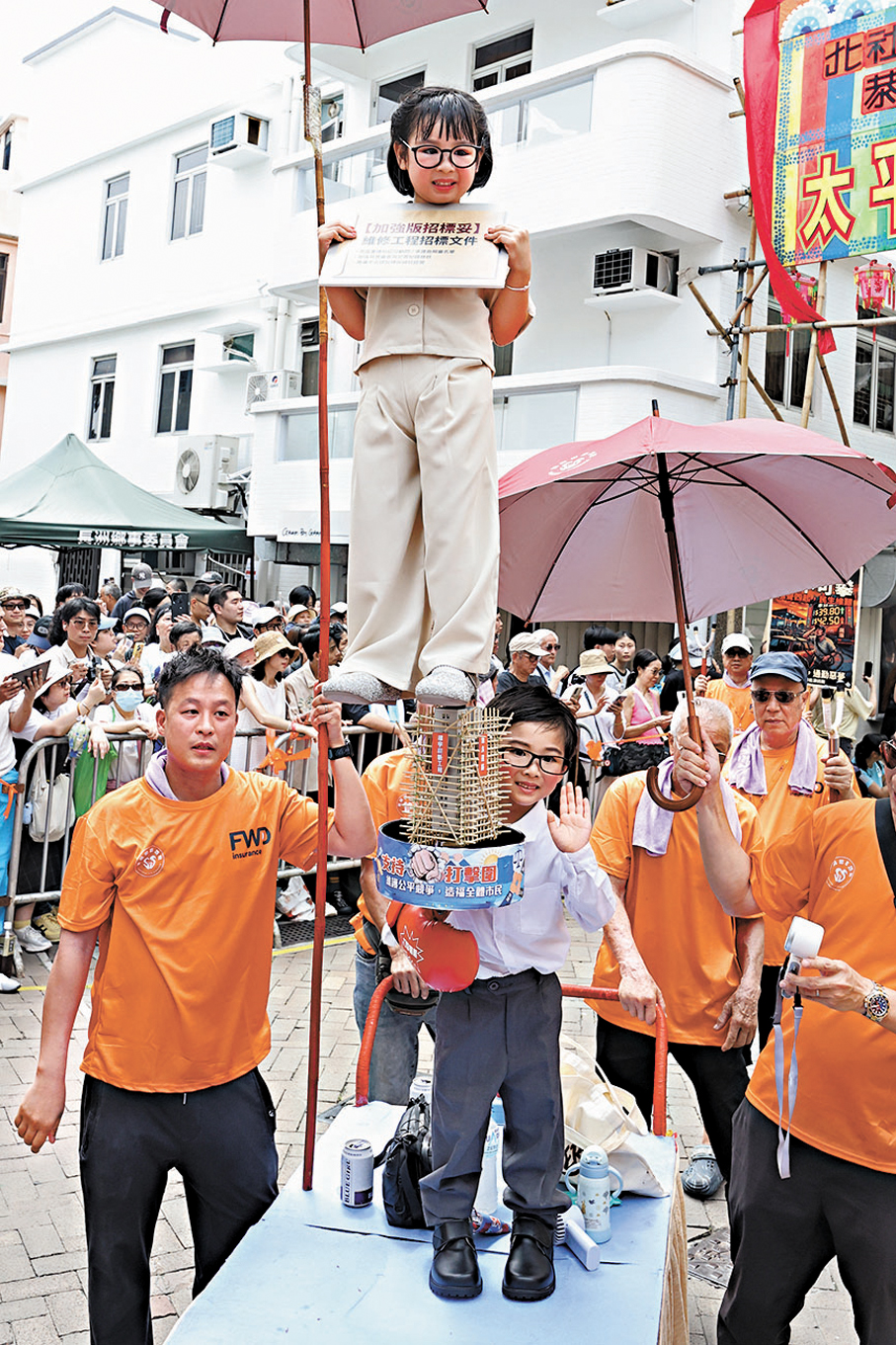 ●「小甯漢豪」和「小鄧炳強」一起登場。 香港文匯報記者黃艾力  攝