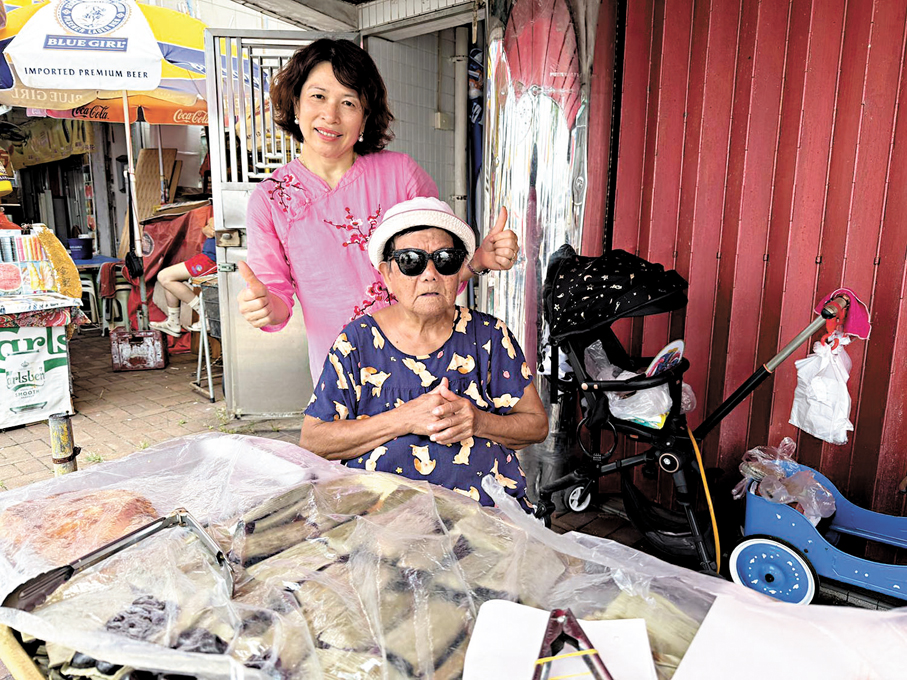 ●曾婆婆和岑女士。香港文匯報記者崔瀅  攝
