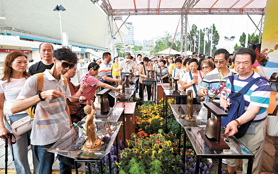●不少市民在紅館戶外廣場設立的公眾浴佛區浴佛，同沐佛恩。