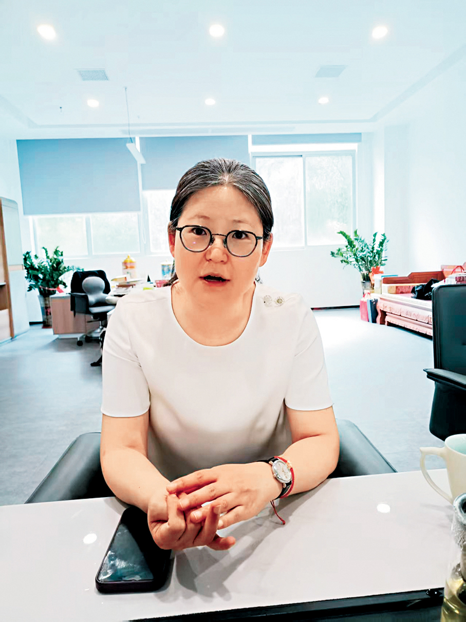 ●李霞表示，小小一盞太陽能燈，為無數非洲家庭破除黑暗、改寫命運。香港文匯報記者李昌鴻  攝