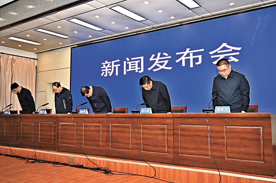 ●5月23日，山西省長治市召開新聞發布會。在新聞發布會開始前，全體人員向遇難者默哀。 中新社