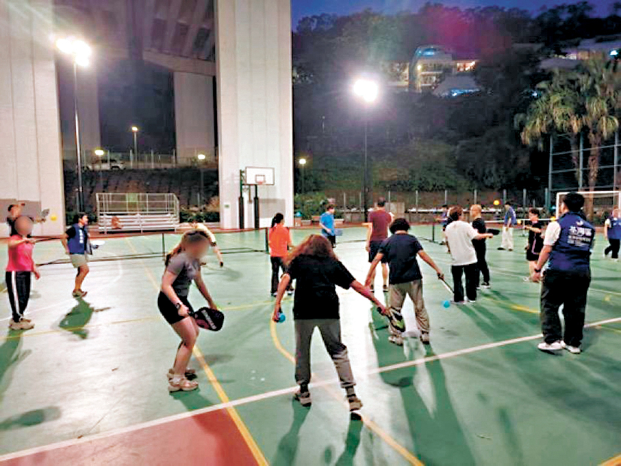 ●荃灣郊區關愛隊舉辦「匹克球體驗日」，吸引不少當區居民參與。 作者供圖