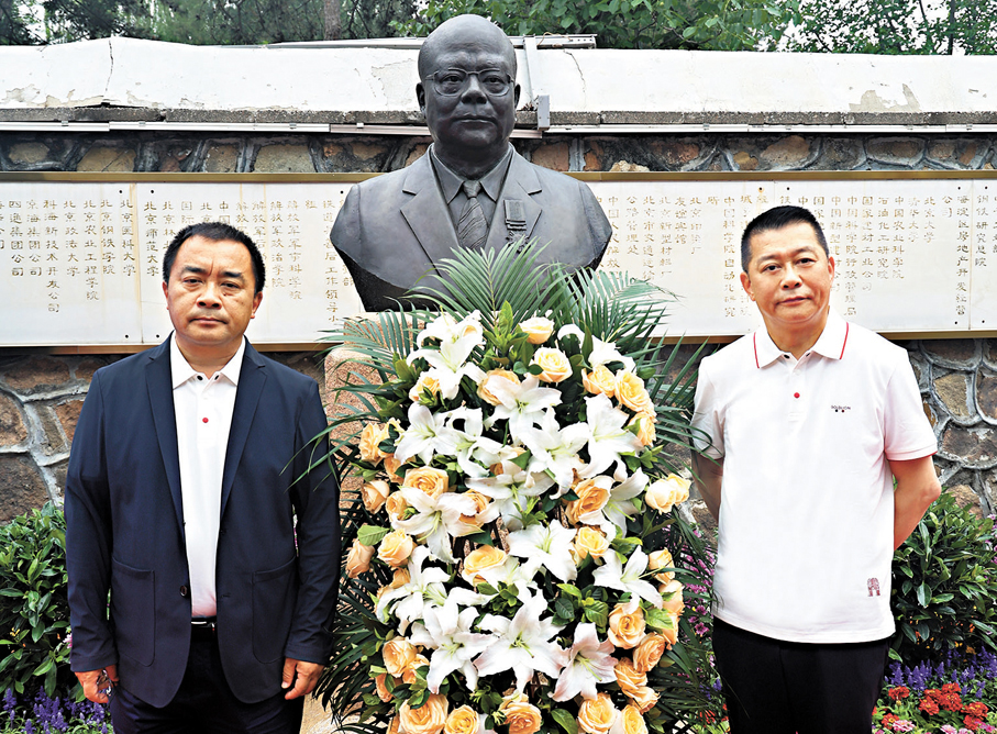 ●圓明園管理處黨組書記、主任邱文忠（左）和曾智明（右）一同向曾憲梓雕像敬獻花籃。 香港文匯報記者馬靜  攝