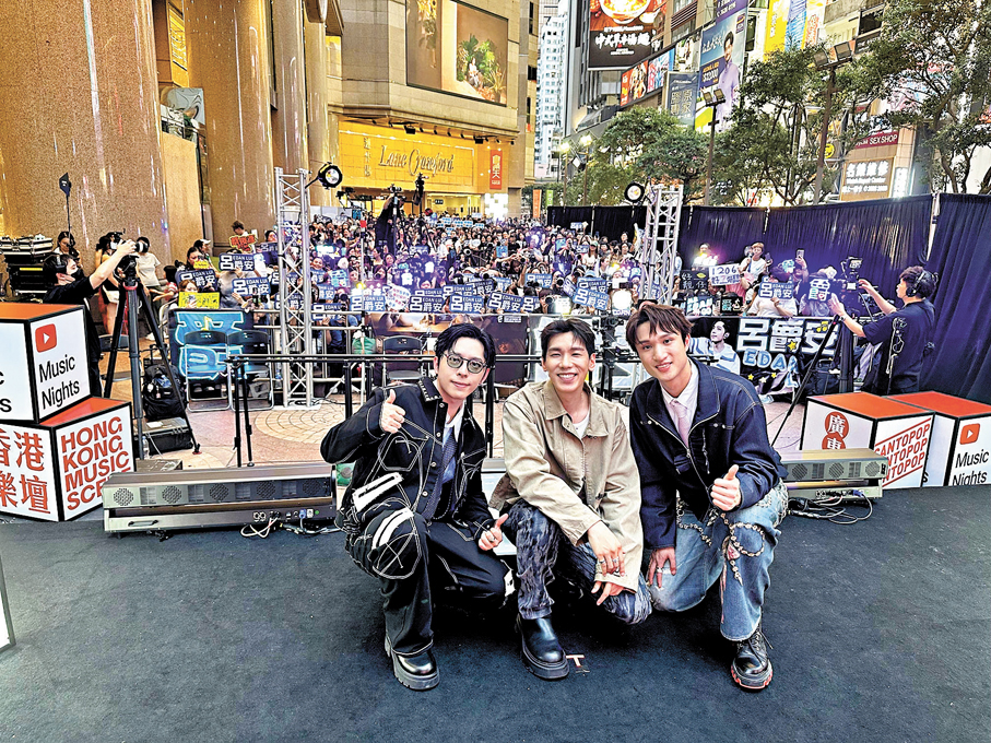 ●（左起）呂爵安、林奕匡及蔡俊彥與現場粉絲合影。香港文匯報記者子棠  攝