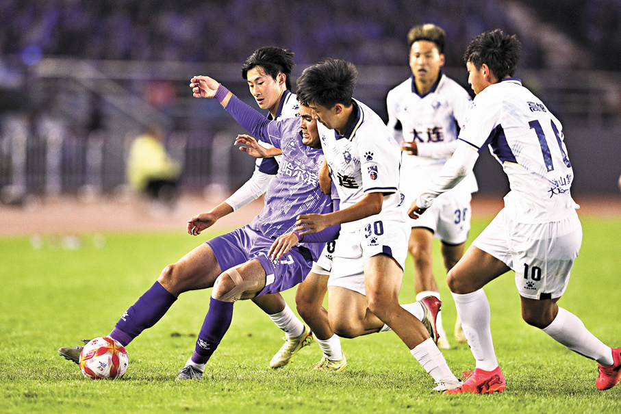 ●大連隊（白衫）在揭幕戰中5：2戰勝哈爾濱隊。  新華社