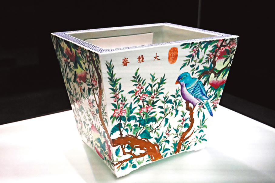 ●粉彩花鳥圖長方花盆
