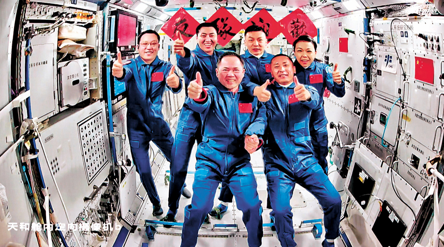 ●神舟二十一號航天員乘組和神舟二十三號航天員乘組拍攝「全家福」照片。新華社