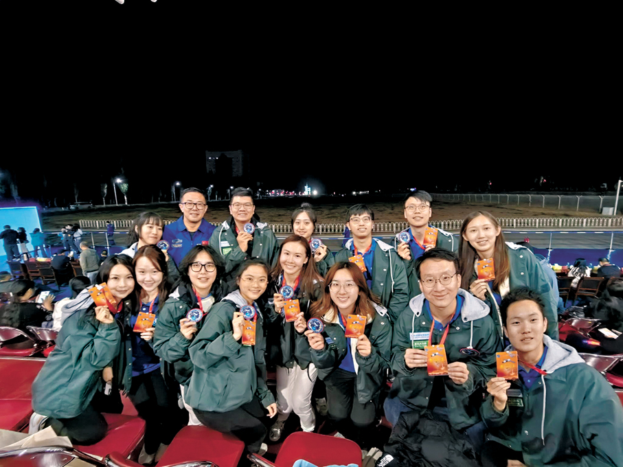 ●多位香港青年在甘肅酒泉見證神舟二十三號飛船奔赴「天宮」。 民青局Fb圖片