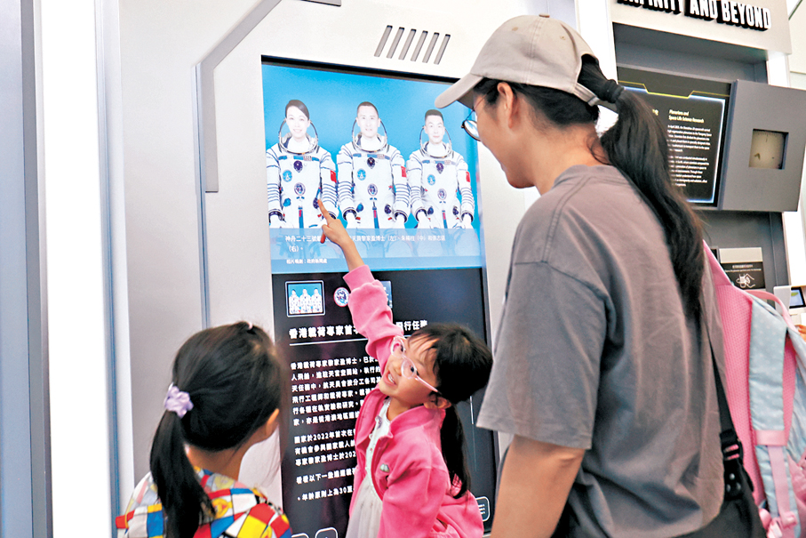 ●小女孩由衷敬佩黎家盈。香港文匯報記者黃艾力  攝