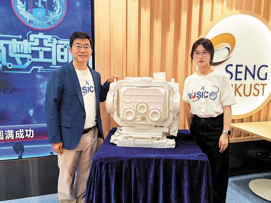 ●張利民與「天韻相機」合照留念。香港文匯報記者陸雅楠  攝