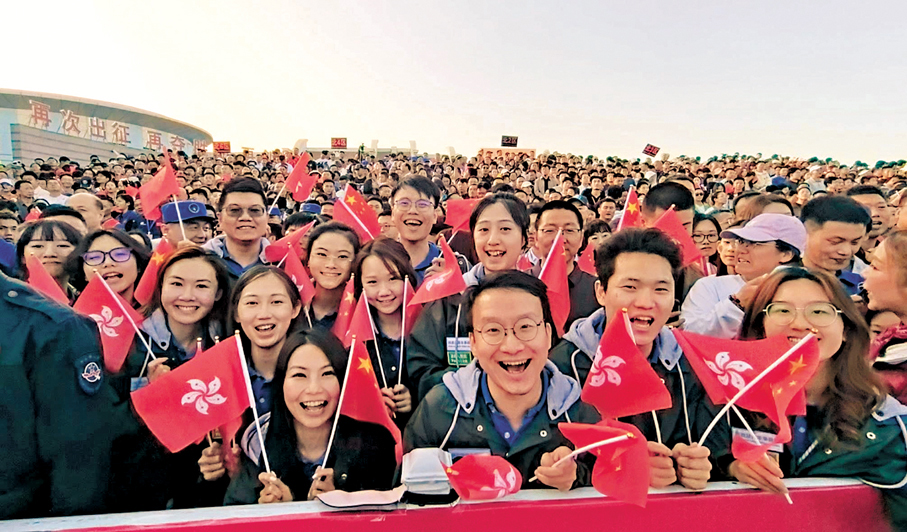 ●多位香港青年在甘肅酒泉見證神舟二十三號飛船奔赴「天宮」。 民青局Fb圖片