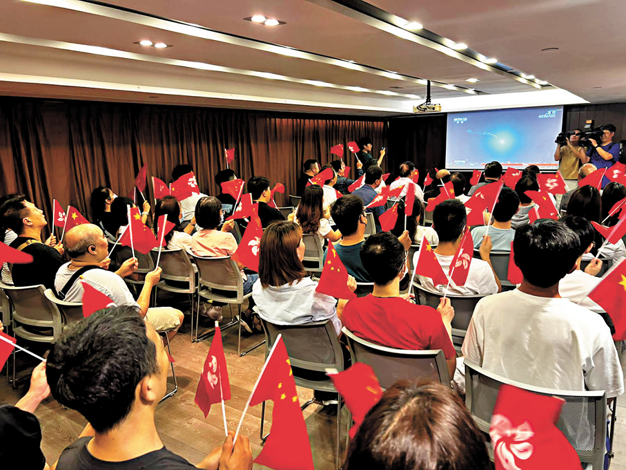 ●香港廣東社團總會日前組織鄉親觀看神舟二十三號升空直播。 香港文匯報記者康敬  攝