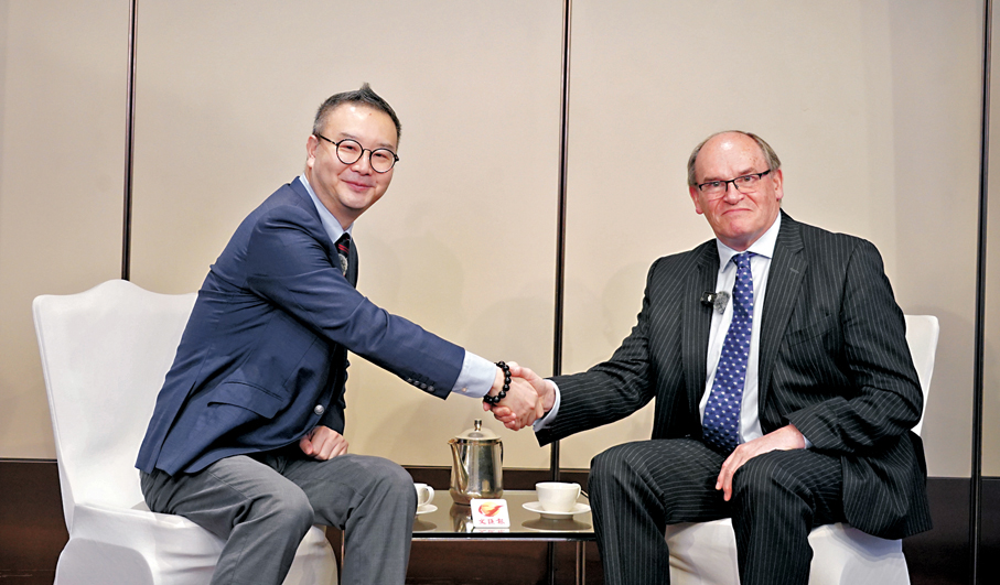 ●國際航運公會候任主席John Denholm（右）接受香港文匯報旗下《經湋論》獨家專訪。
