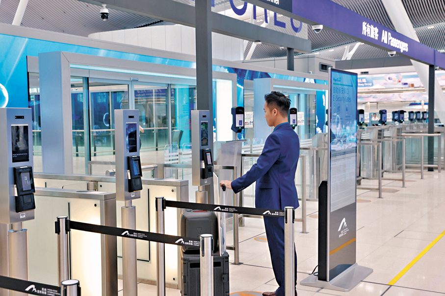 ●機管局董事陳仲尼表示，新大樓啟用將有助分流一號客運大樓旅客，同時配合三跑系統，提升整體空運能力。 資料圖片