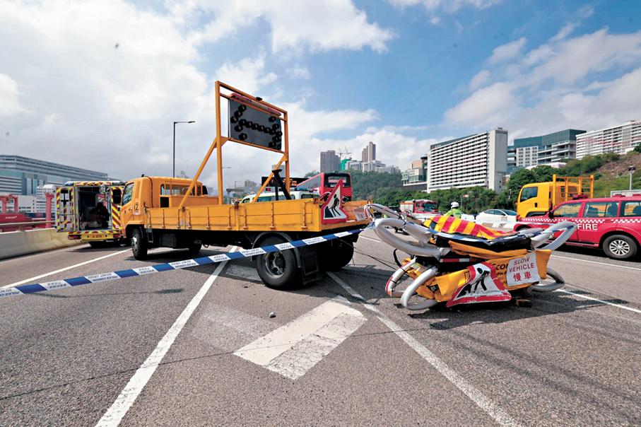 ●捱撞工程車及防撞欄。香港文匯報記者劉友光  攝