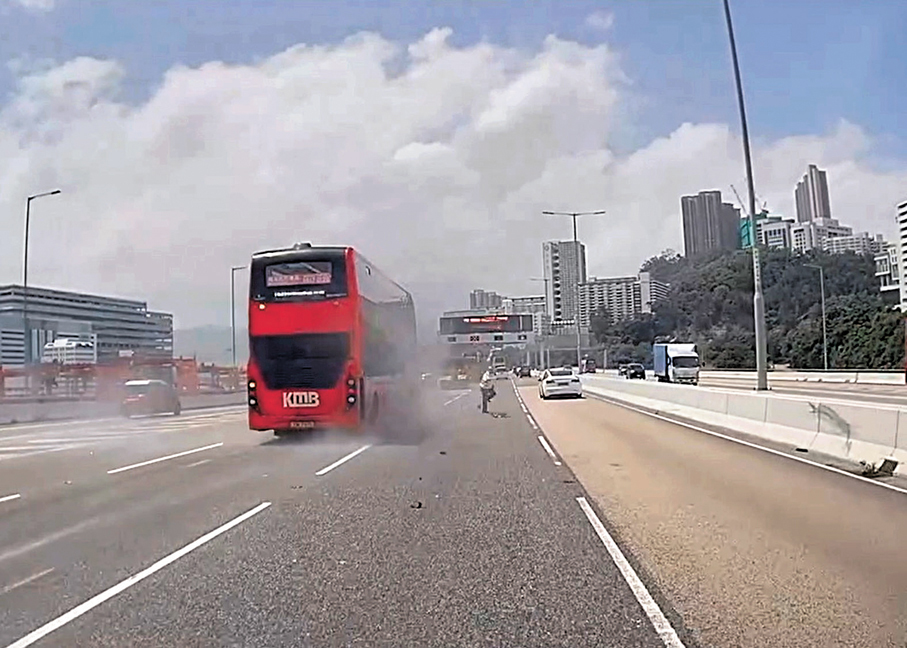 ●工程人員（紅圈示）跨越行車線奔跑逃命。 視頻截圖