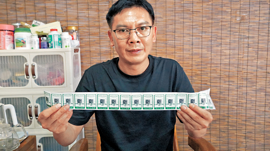●曾棟毅展示楊梅檢驗合格後打印出來的可溯源的「承諾達標合格證」。