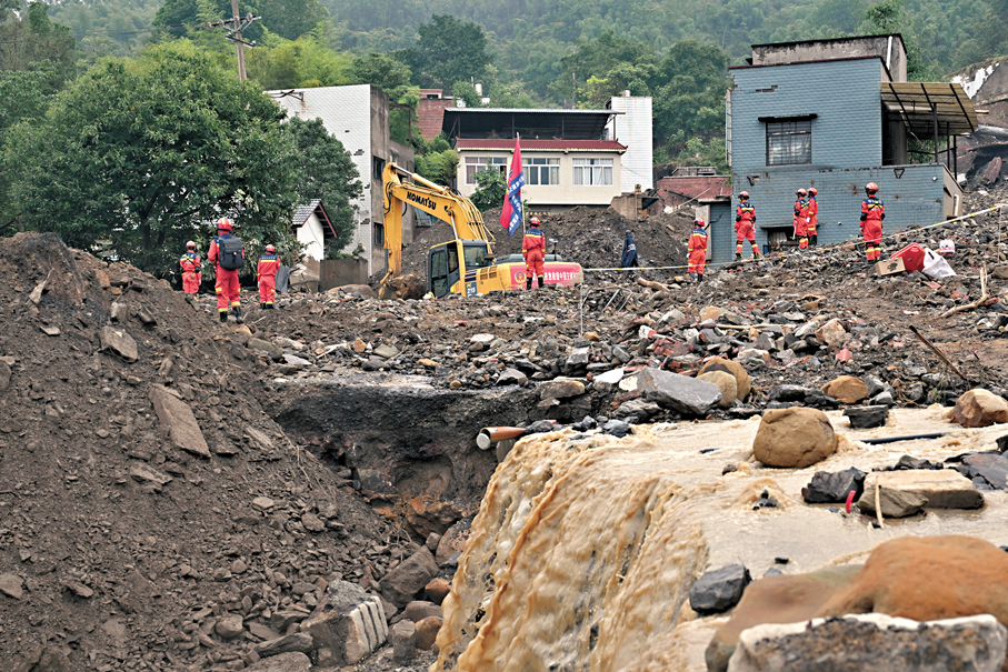●25日，國家隧道應急救援中國交建重慶隊救援人員在永川茶山竹海街道安溪村受災點開展搜救。 中新社