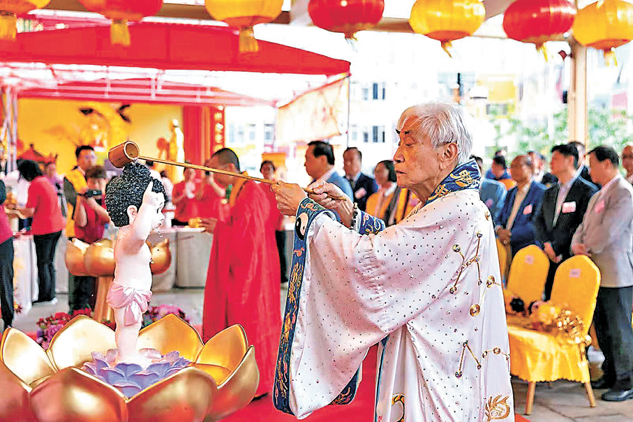 ●「慶祝佛誕浴佛」活動中，李耀輝監院進行浴佛禮儀。作者供圖
