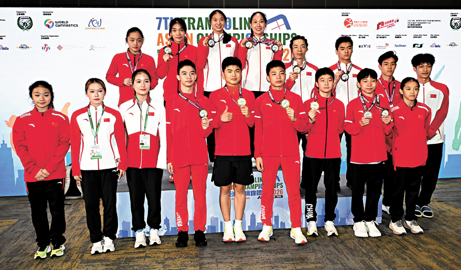 ●中國隊選手在比賽後合影。新華社