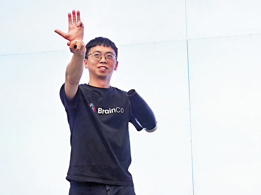 ●現場代表拆下第二代智能手的手掌，被拆下部分五指依然靈活運動。 香港文匯報記者曾興偉  攝