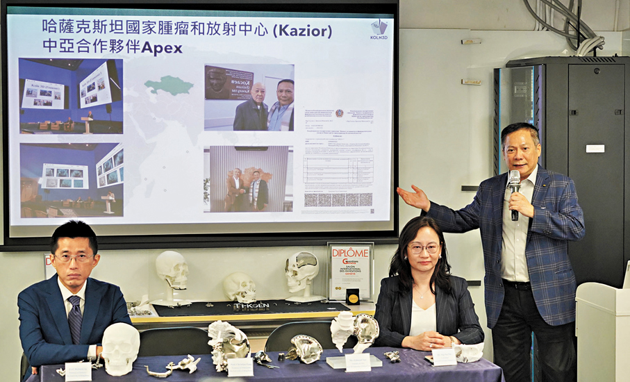 ●科能三維技術（醫療）有限公司是香港首家醫療金屬3D打印製造商。右一為公司創始人兼行政總裁丘榮豐。 香港文匯報記者曾興偉  攝