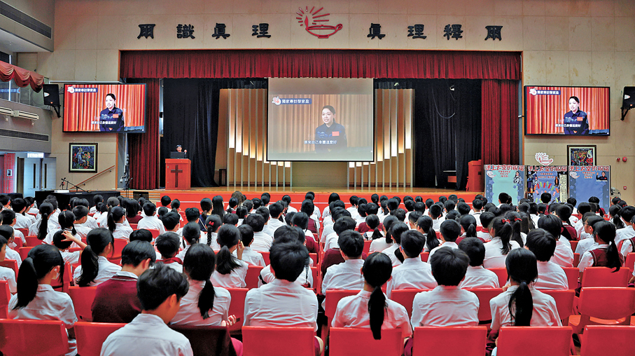 ●中華基督教會協和小學（長沙灣）安排500名師生一起重溫升空錄影。 香港文匯報記者郭木又  攝