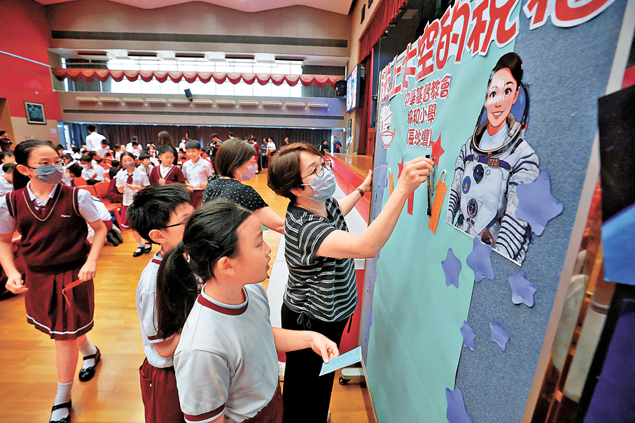 ●學生興奮地撰寫心意卡，為黎家盈打氣。 香港文匯報記者郭木又  攝
