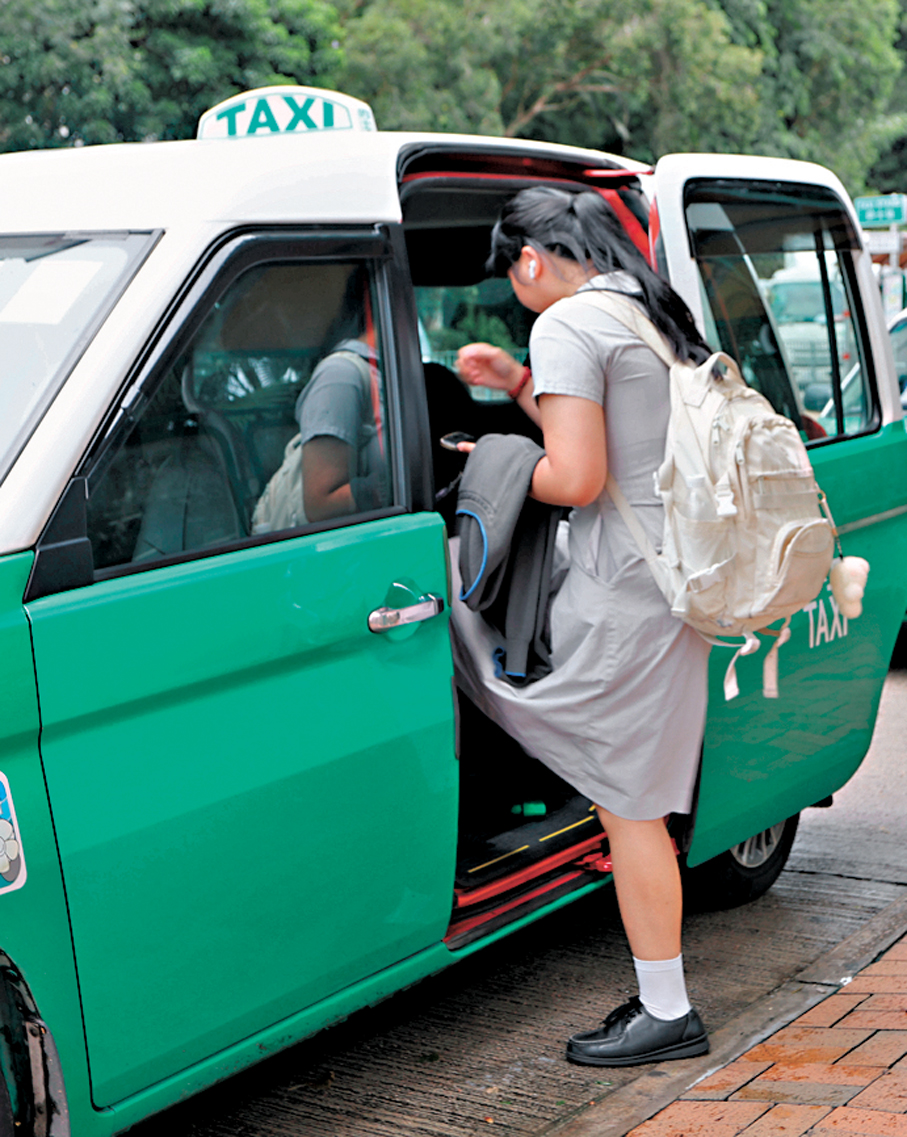 ●的士車行車主協會永遠會長吳坤成期望，局方盡量控制網約車發牌數目，又擔心的士司機無法賺錢。圖為乘客登上的士。 資料圖片