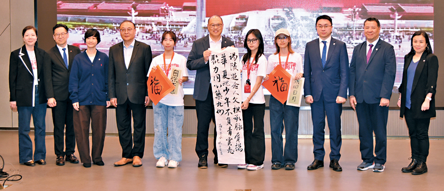 ●學生現場寫下書法作品以作紀念。 香港文匯報記者李陽波 攝